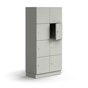 Skříň QBUS, 8 uzamykatelných boxů, sokl, 1636x800x420 mm, světle šedá