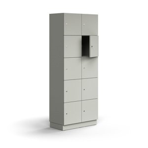 Skříň QBUS, 10 uzamykatelných boxů, sokl, 2020x800x420 mm, světle šedá