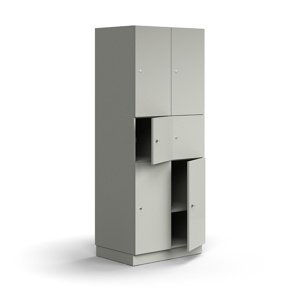 Skříň QBUS, 6 uzamykatelných boxů, sokl, 2020x800x570 mm, světle šedá