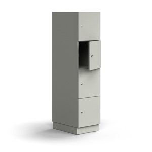 Skříň QBUS, 4 uzamykatelné boxy, sokl, 1636x400x570 mm, světle šedá